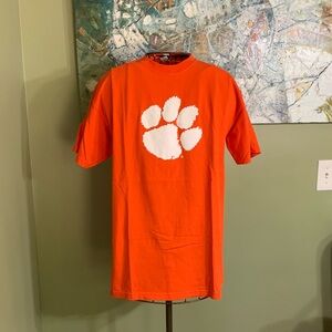 Clemson Tigers T-shirt in size L.